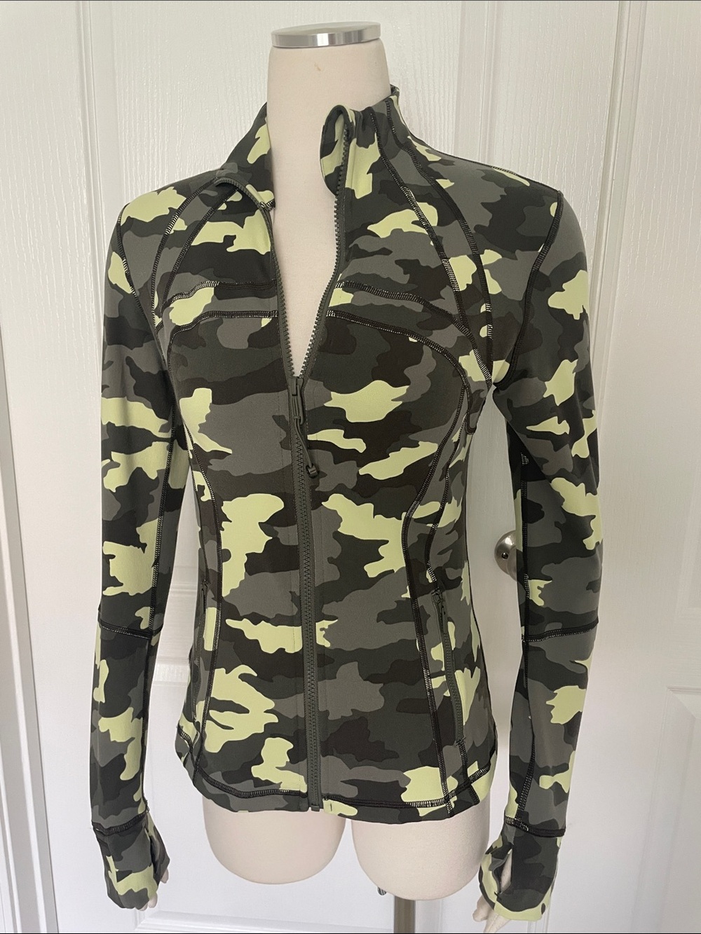lululemon athletica Women’s Define Olive & Black Camo Zip Jacket Size 8